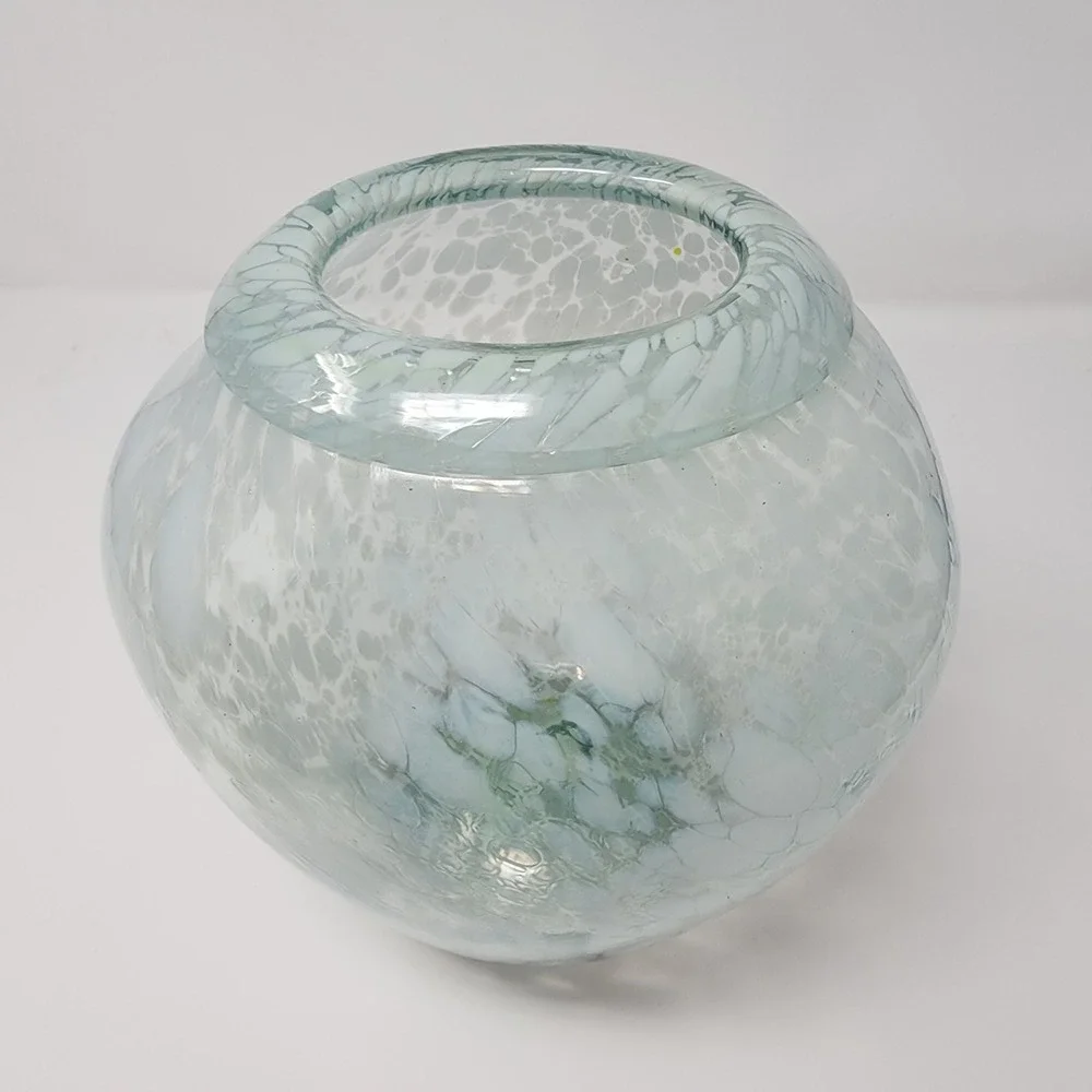 Unbranded glass confetti